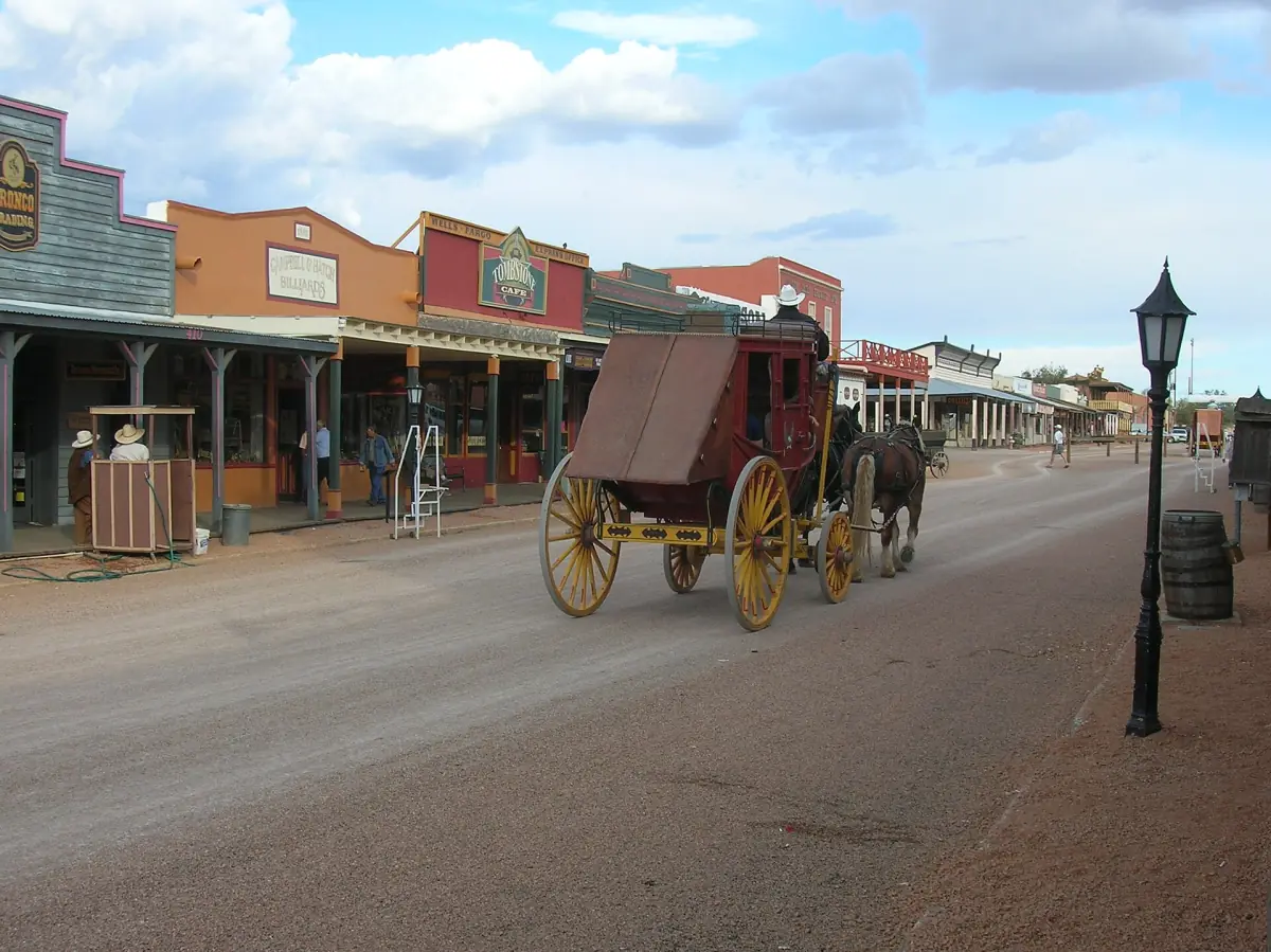 Die Allen Street in Tombstone, Arizona, mit Postkutsche