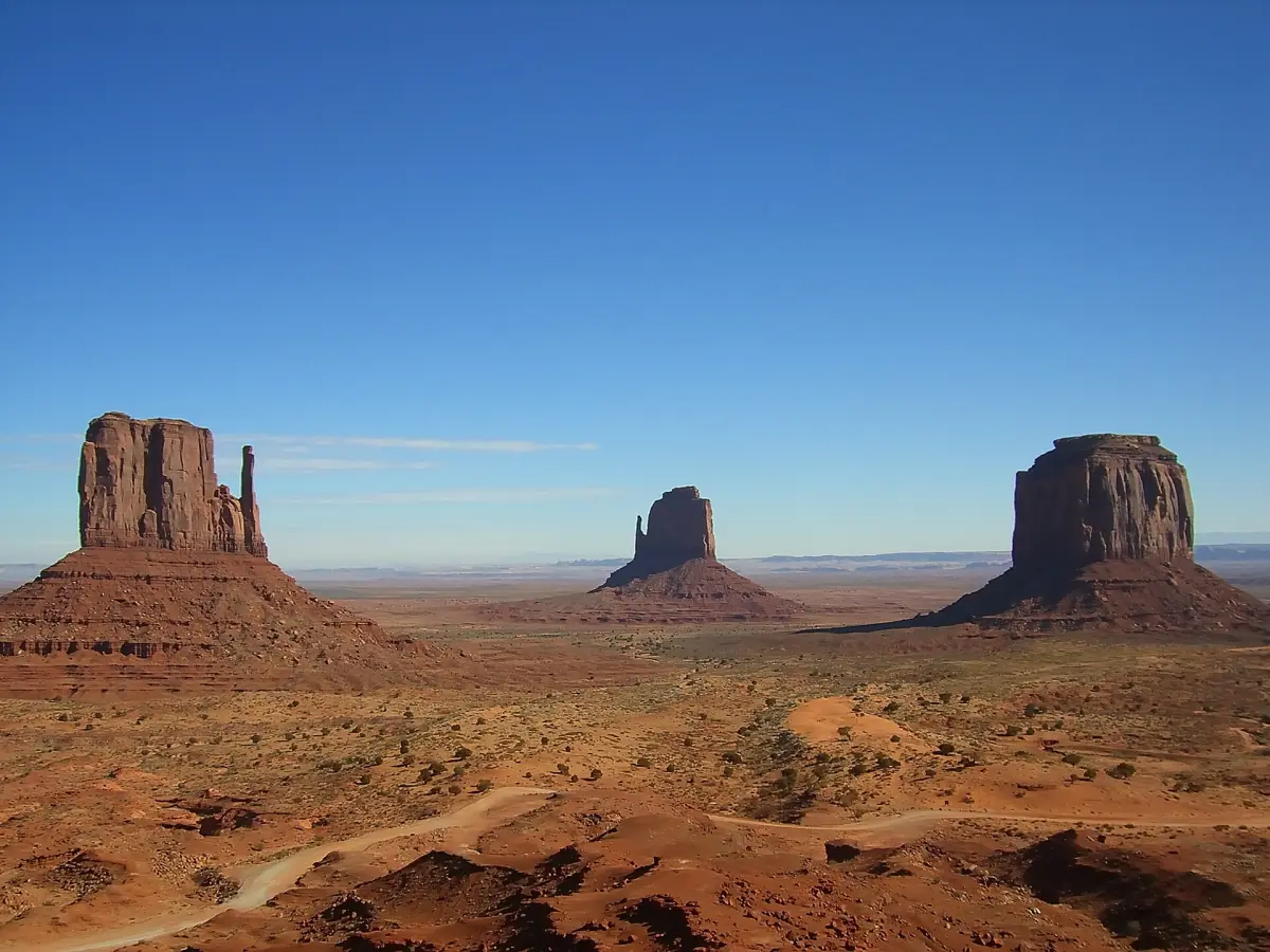 Sandstein-Tafelberge im Monument Valley an der Grenze von Arizona und Utah